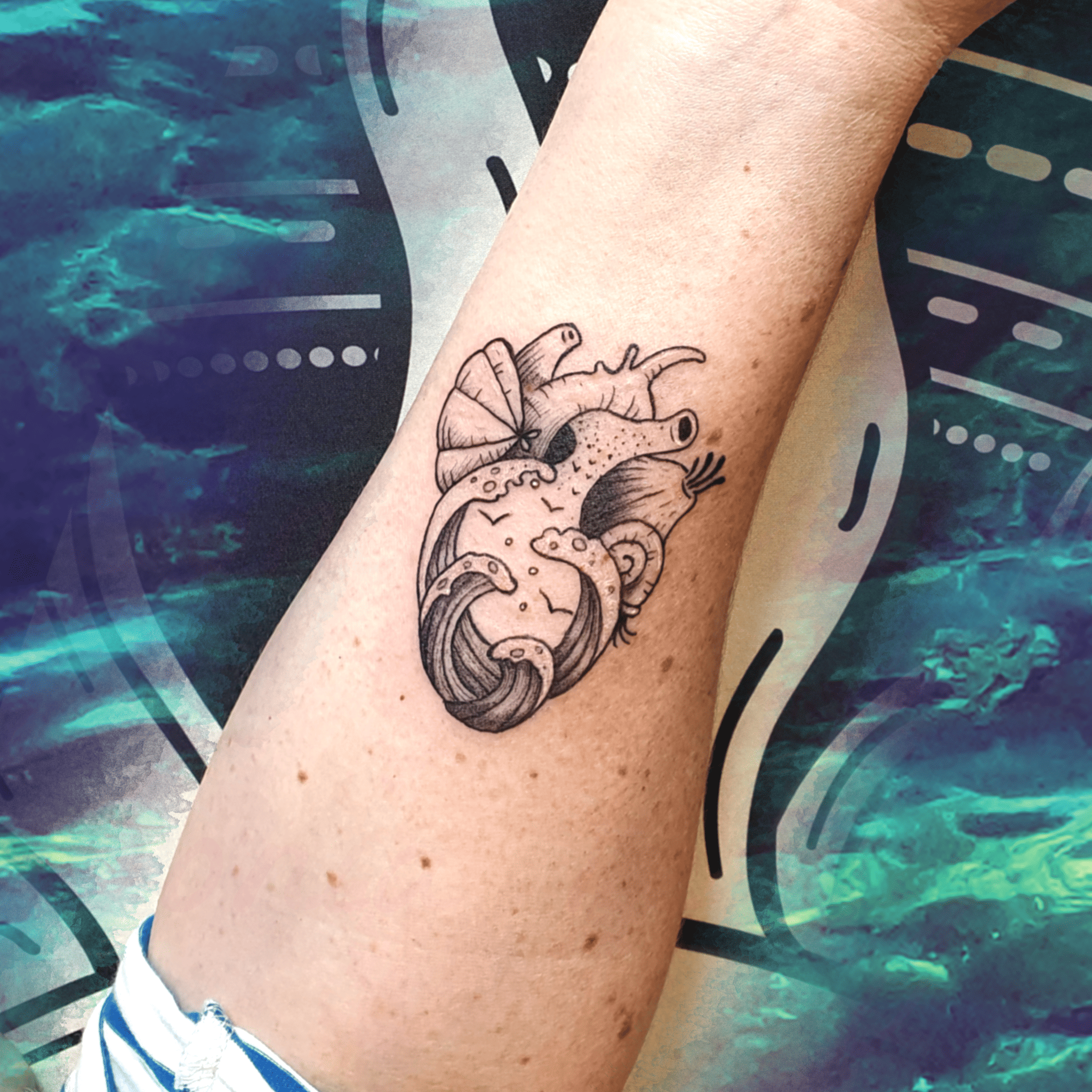 Photo tatouage d'un coeur anatomique avec un thème marin, des coquillages